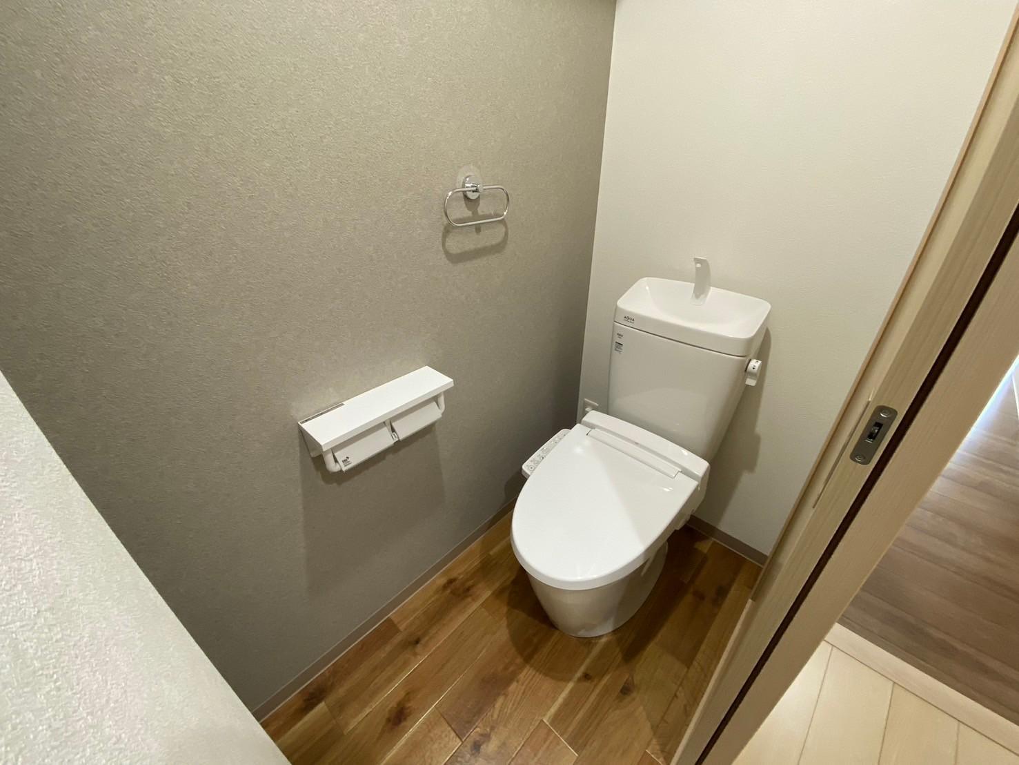 トイレ　棚付きのトイレです