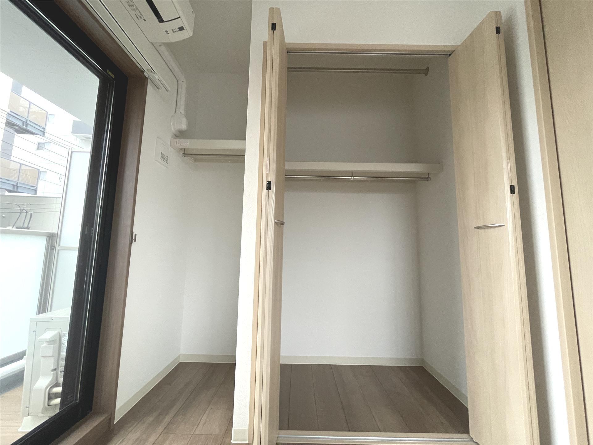 収納　クローゼット上部にもハンガーバーがあり使い勝手が良いです