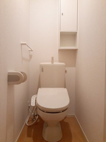 トイレ　落ち着いた色調のトイレです