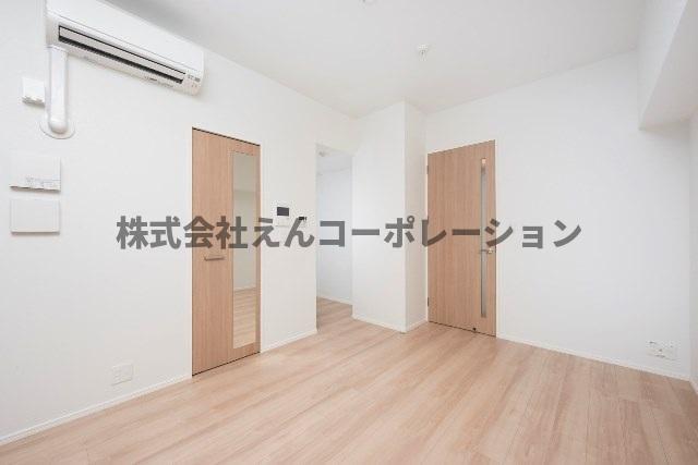 居室・リビング　反転