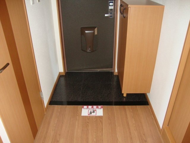 玄関　※写真は別号室です