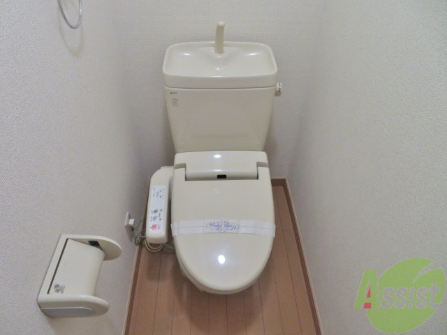 トイレ　ウォシュレット機能がついたトイレです。安心して使用できますね