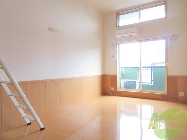 居室・リビング　１０帖の洋室です。広々として、きれいですね。