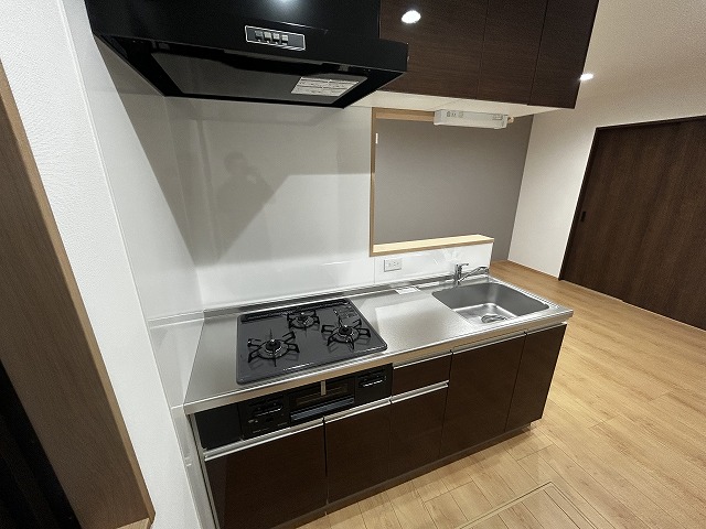 キッチン　対面式キッチン　　3口システムコンロ、グリル付