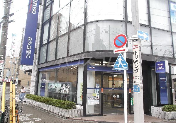 銀行　みずほ銀行 綾瀬支店（銀行）まで1024m