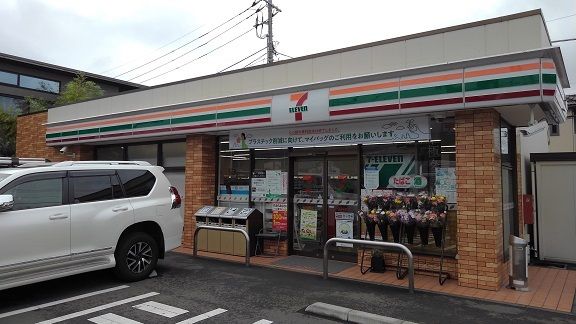 コンビニ　セブンイレブン（コンビニ）まで300m