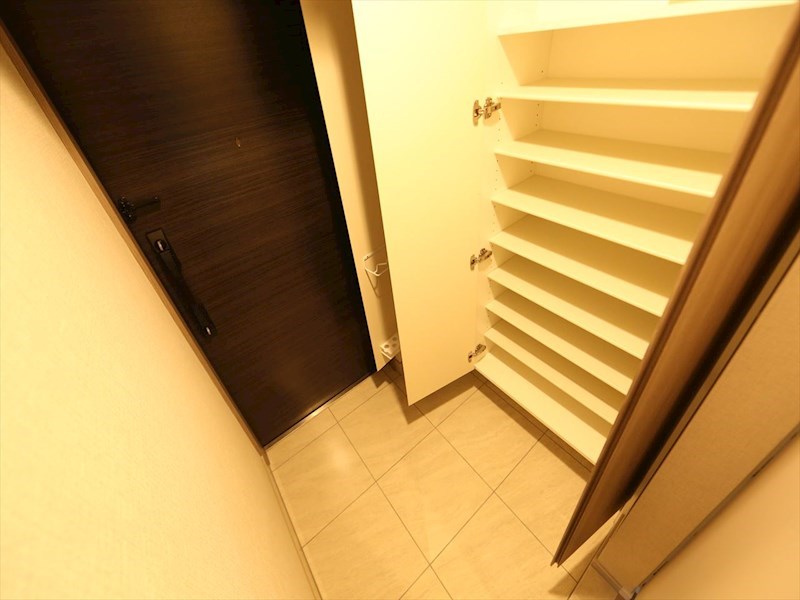 玄関　玄関　シューズボックス付（収納充実してます）