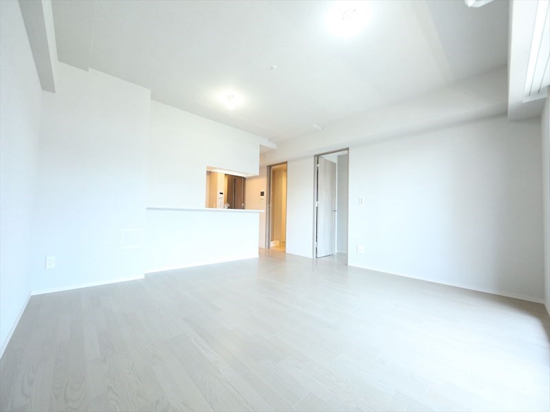 居室・リビング　ＬＤＫ16帖　カウンターキッチン　エアコン付　バルコニー