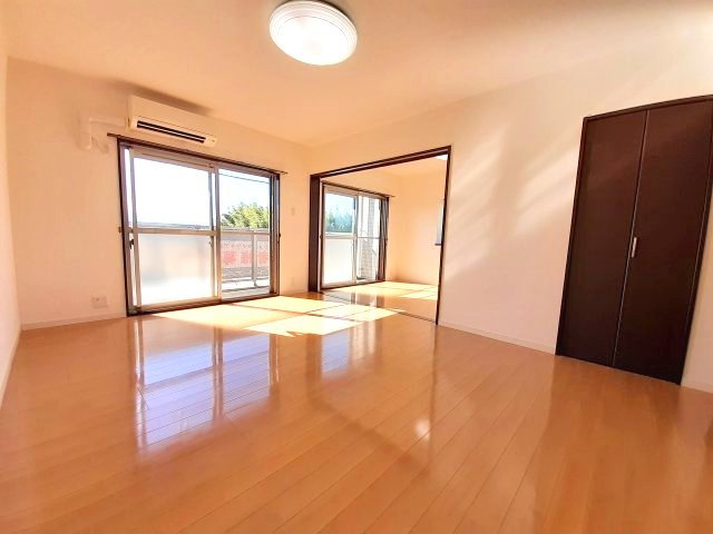 居室・リビング　※同タイプの部屋写真です