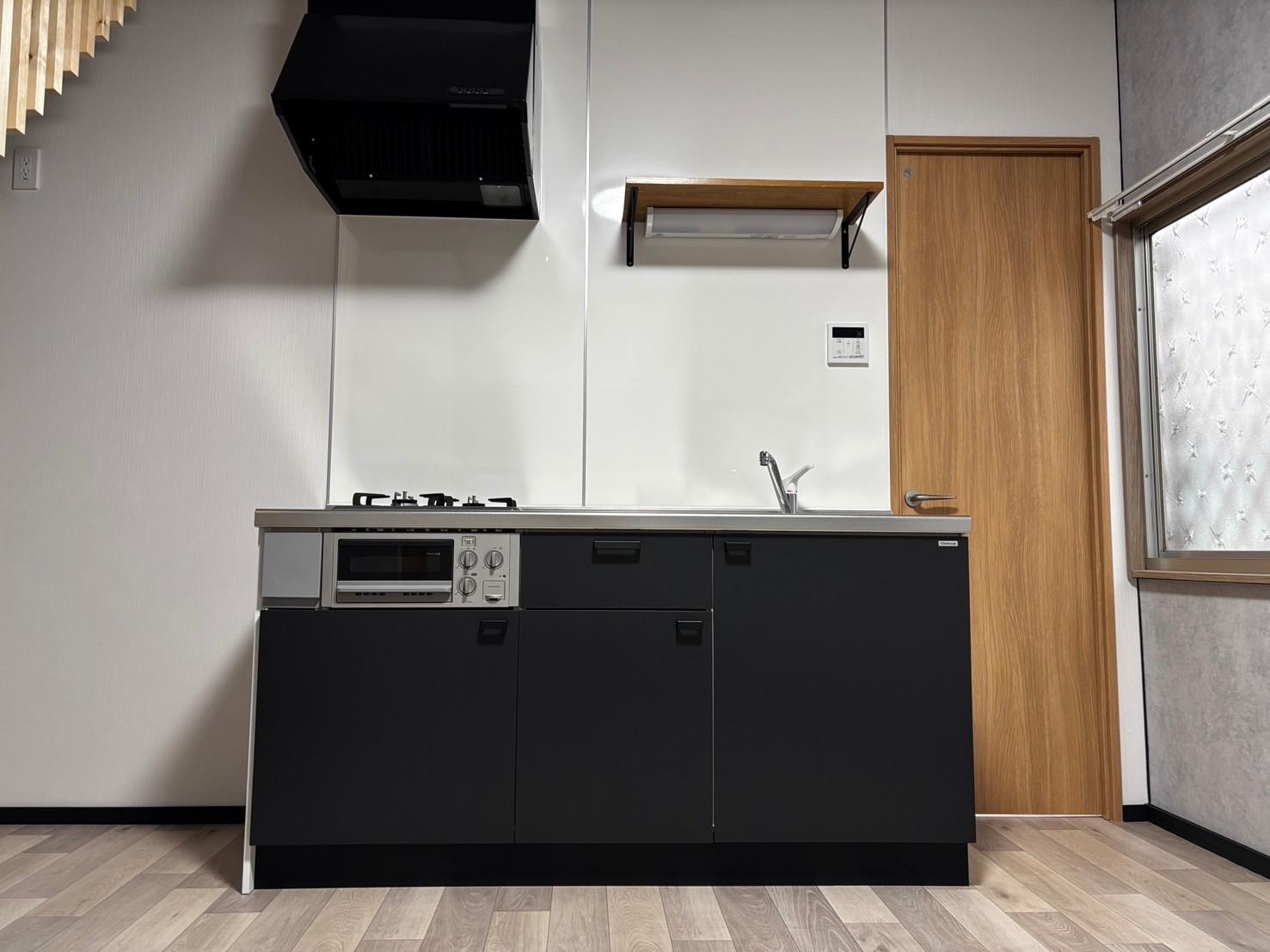 キッチン　新品の2口システムキッチン。冷蔵庫も階段下にピッタリ収納。