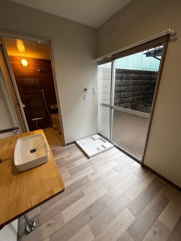 その他設備　タオル掛けはこだわりの高級感のあるKAWAJUNを設置。