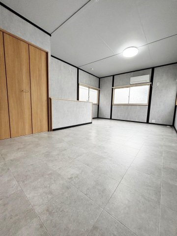 その他部屋・スペース　2階は広いクローゼットも完備。パイプハンガー付き。
