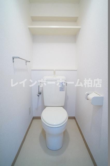 トイレ　落ち着いた色調のトイレです