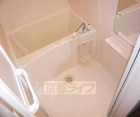 バス・シャワールーム　鏡付きの綺麗なお風呂です