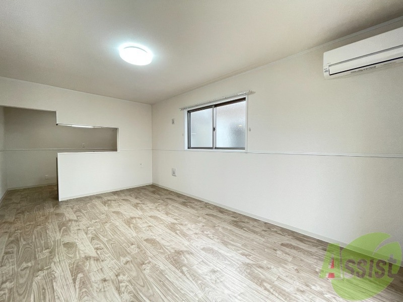 居室・リビング　白を基調とした綺麗なお部屋ですね。日当たりも良好です