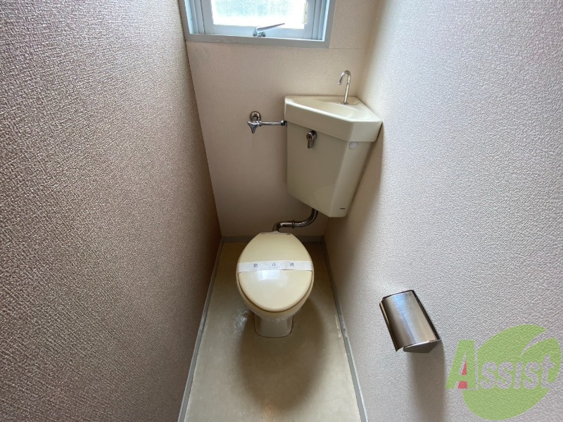 トイレ　トイレ内には小窓があり、換気もバッチリですね。