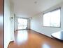 居室・リビング　角部屋にて窓も多く明るいお部屋です
