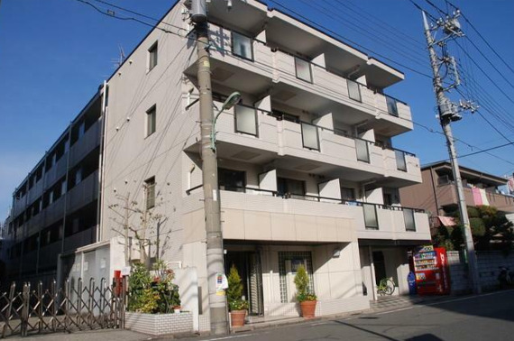 建物外観　ネット無料。ネット無料なら月々実質4000円程度のコストがか
