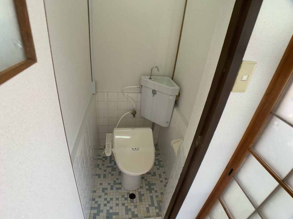 トイレ　温水洗浄便座付きのトイレです♪