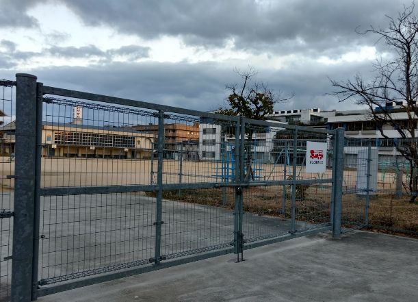 小学校　西宮市立浜脇小学校（小学校）まで703m