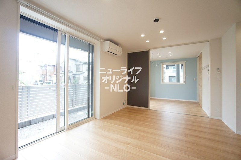 居室・リビング　専用庭に面した明るいリビング