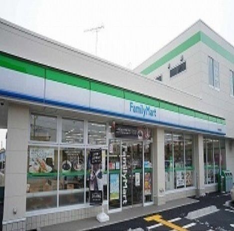コンビニ　ファミリーマート（コンビニ）まで600m