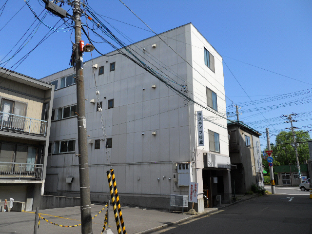 【函館市杉並町のアパートの建物外観】