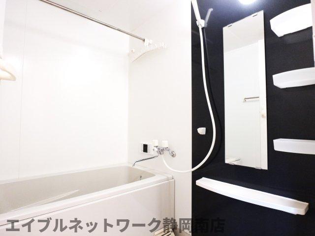 バス・シャワールーム　ゆったり過ごせるお風呂です