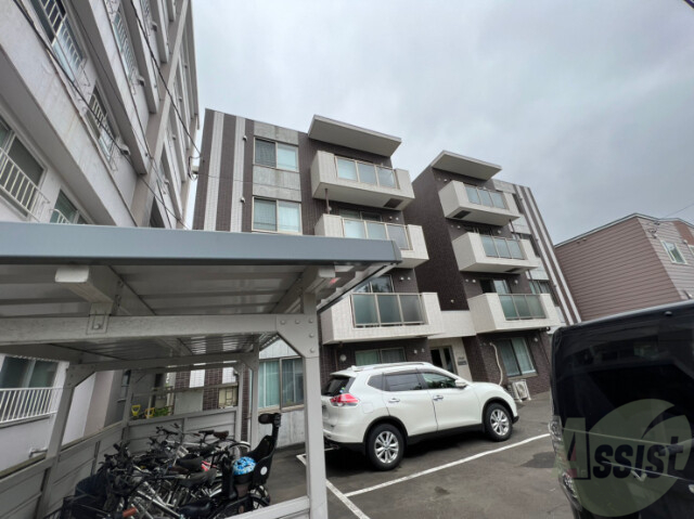 札幌市中央区南十六条西のマンションの建物外観