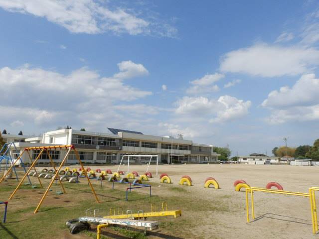 【津市一志町高野のマンションの小学校】