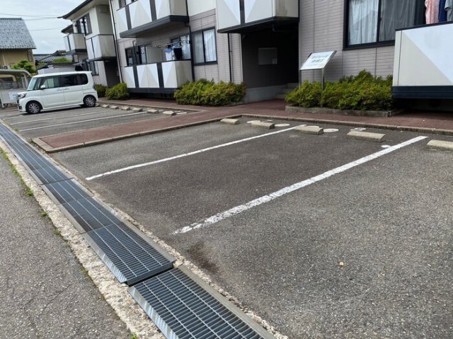 【セジュール新横江の駐車場】