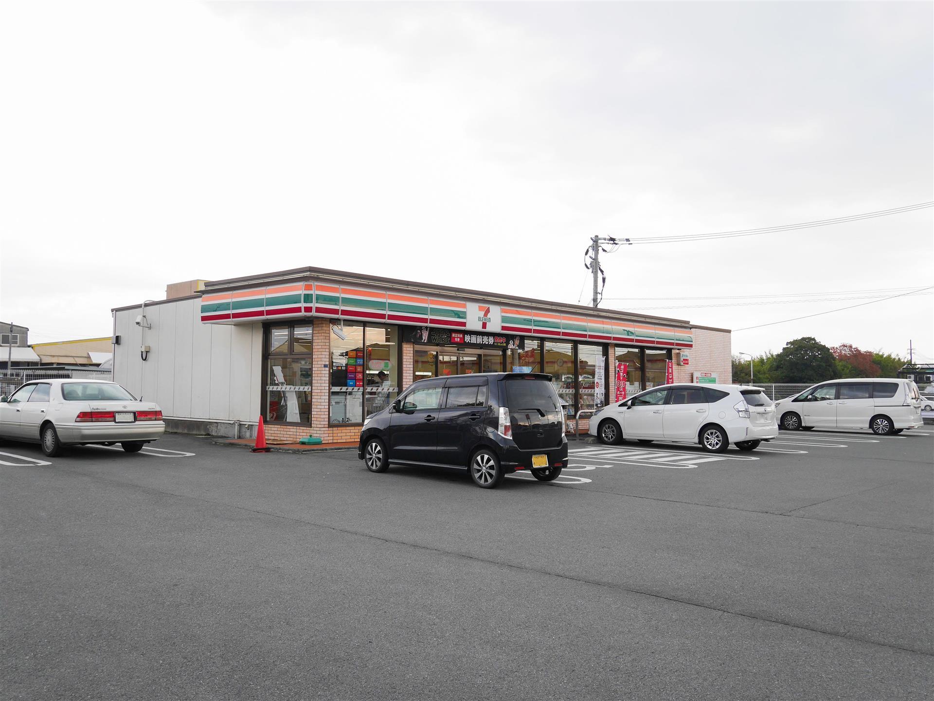 コンビニ　セブンイレブン（コンビニ）まで700m