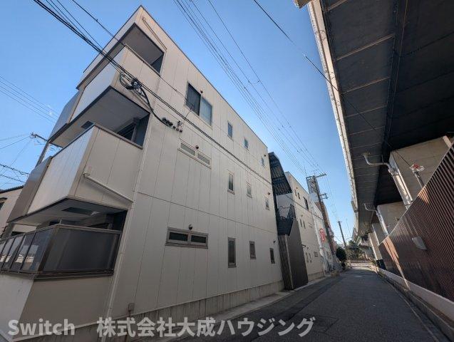 【西宮市深津町のマンションの建物外観】