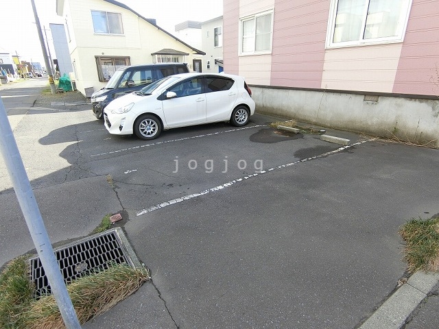 【石狩市花川南六条のアパートの駐車場】