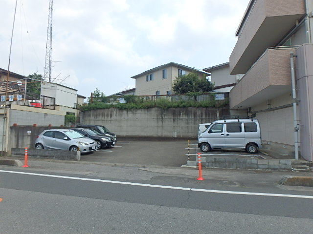 【フジコービルの駐車場】