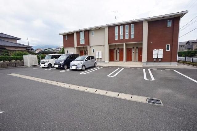 【直方市大字感田のアパートの駐車場】