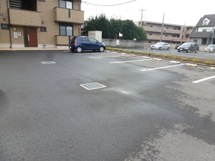 【館林市美園町のアパートの駐車場】