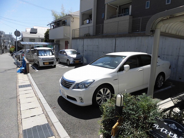 【神戸市垂水区千代が丘のアパートの駐車場】