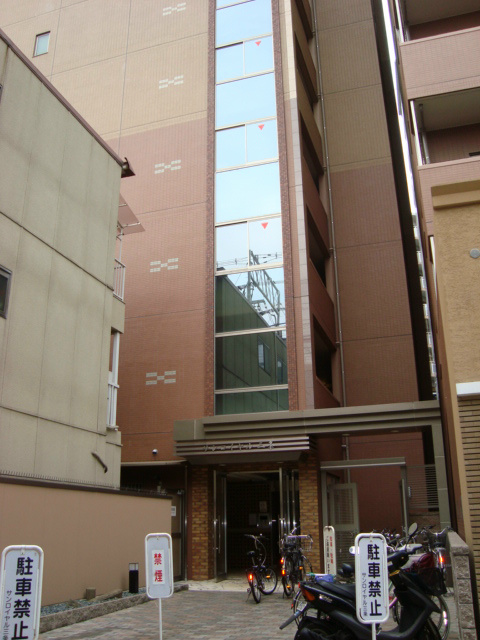 サンロイヤル三条の建物外観