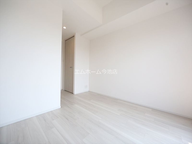 居室・リビング　洋室6.7帖　エアコン完備　バルコニーに面しています