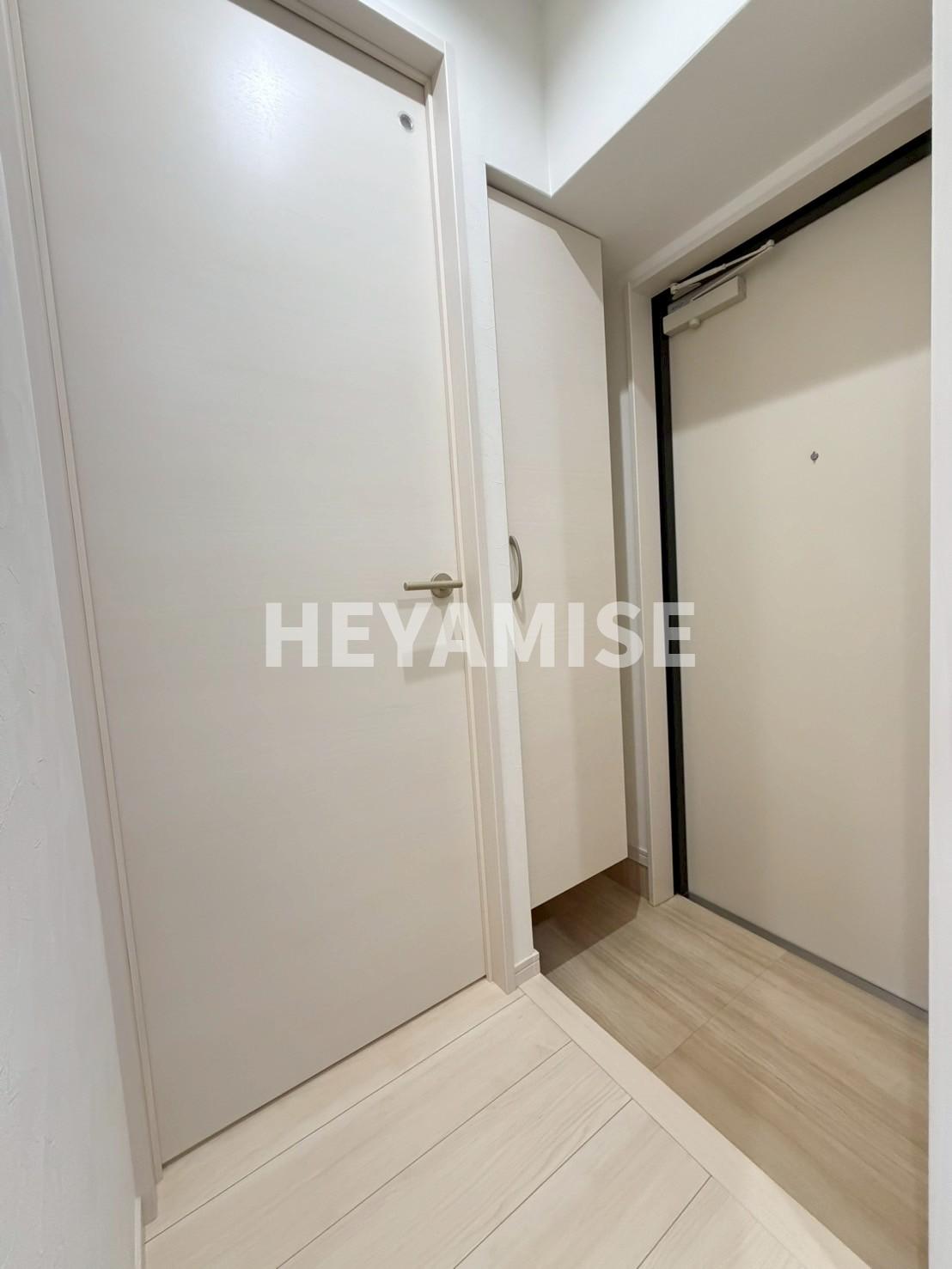 玄関　※同物件反転タイプの写真でございます※現況を優先します※