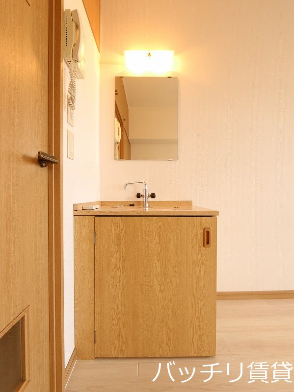 洗面設備　別号室タイプの為、現状を優先致します