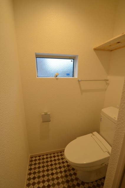 トイレ　【トイレ】ウォシュレット・上部に棚有・換気窓有