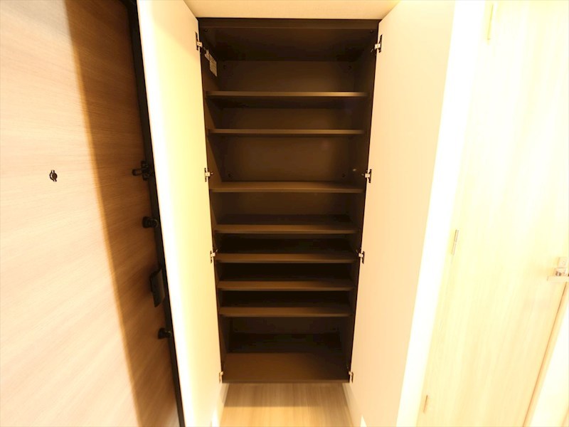玄関　玄関　シューズボックス付（収納充実してます）