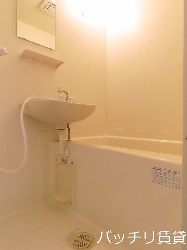 バス・シャワールーム　画像は同型タイプの為、現状を優先致します。