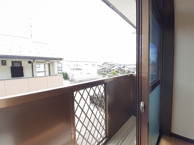 バルコニー　外からの目が気にならないバルコニーで洗濯物が干せます