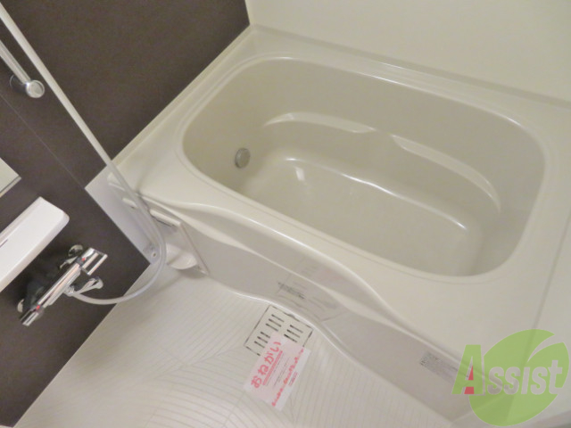 バス・シャワールーム　バスルームはこちらです。広々としてゆったり休めます。