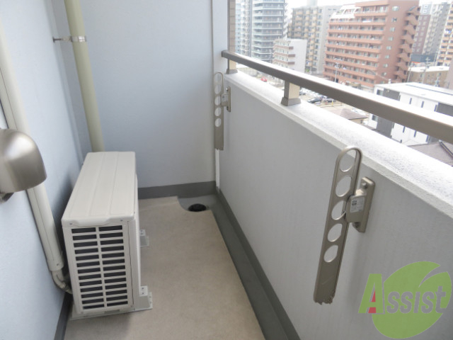 バルコニー　バルコニー。洗濯物がはかどりそうな広さがありますよ。