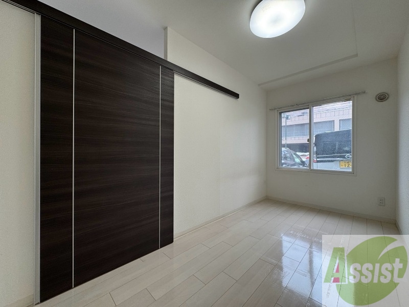 その他部屋・スペース　フローリングや壁の色がお洒落な印象のリビングです。