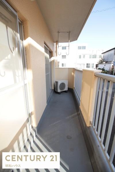 バルコニー　陽当たり良好な南向きのバルコニーです♪